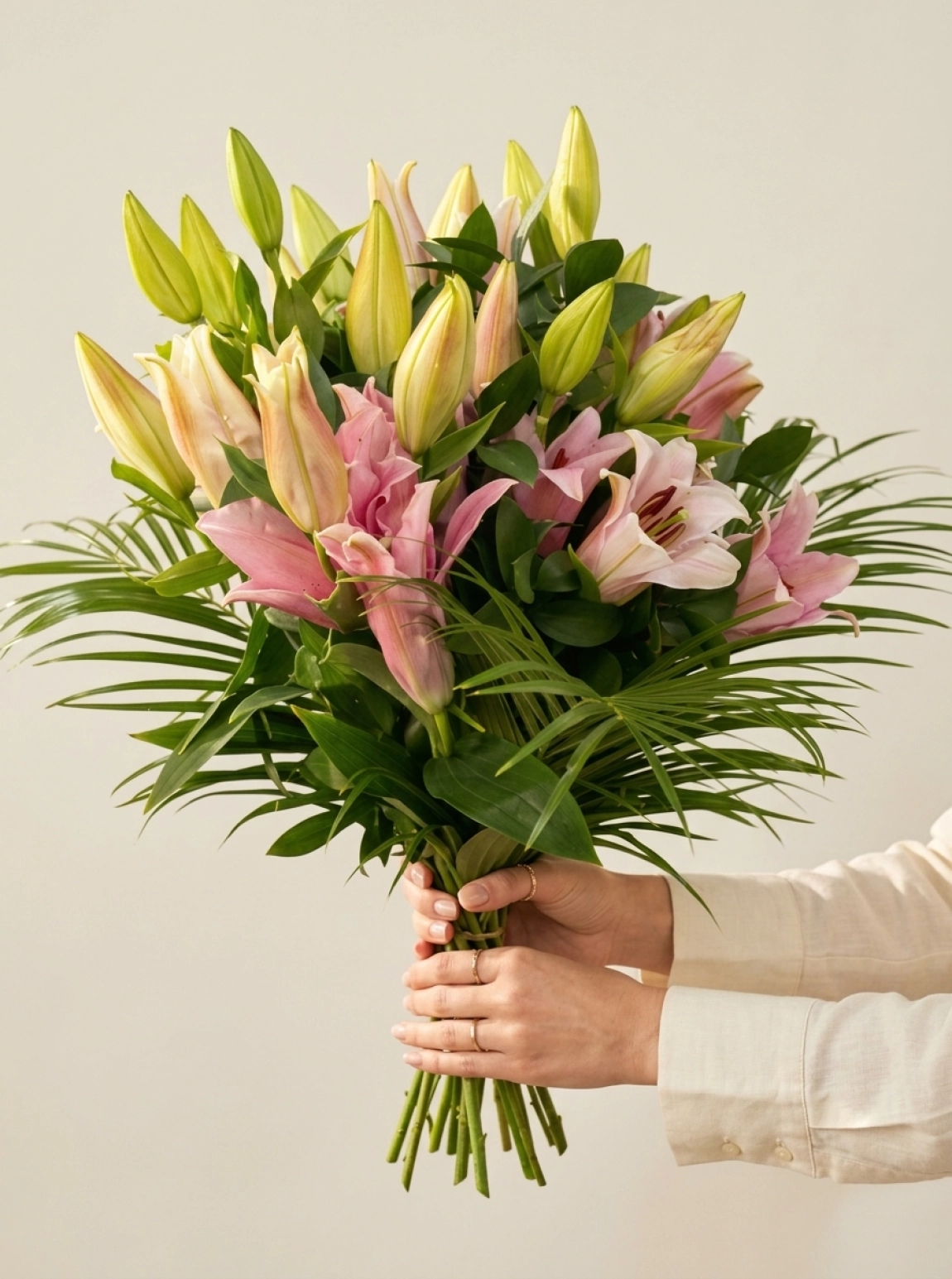Siyah Seramik Vazoda İthal Pembe Lilium Aranjmanı