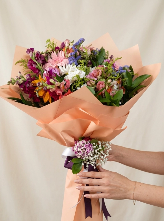 Somon Ambalajda Renkli Gerbera Ve Kır Çiçekleri Buketi