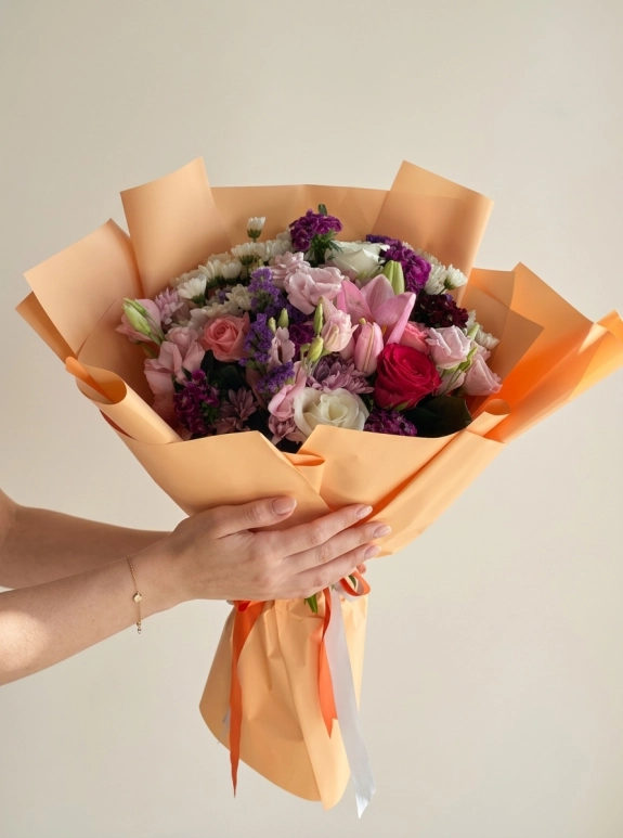 Turuncu Ambalajda Pembe Lilyum Ve Karışık Mevsim Çiçekleri Buketi