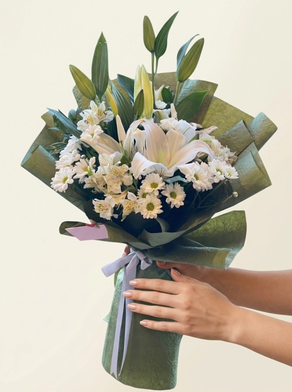 Yeşil Ambalajda Beyaz Kazablanka Lilium Ve Papatya Buketi