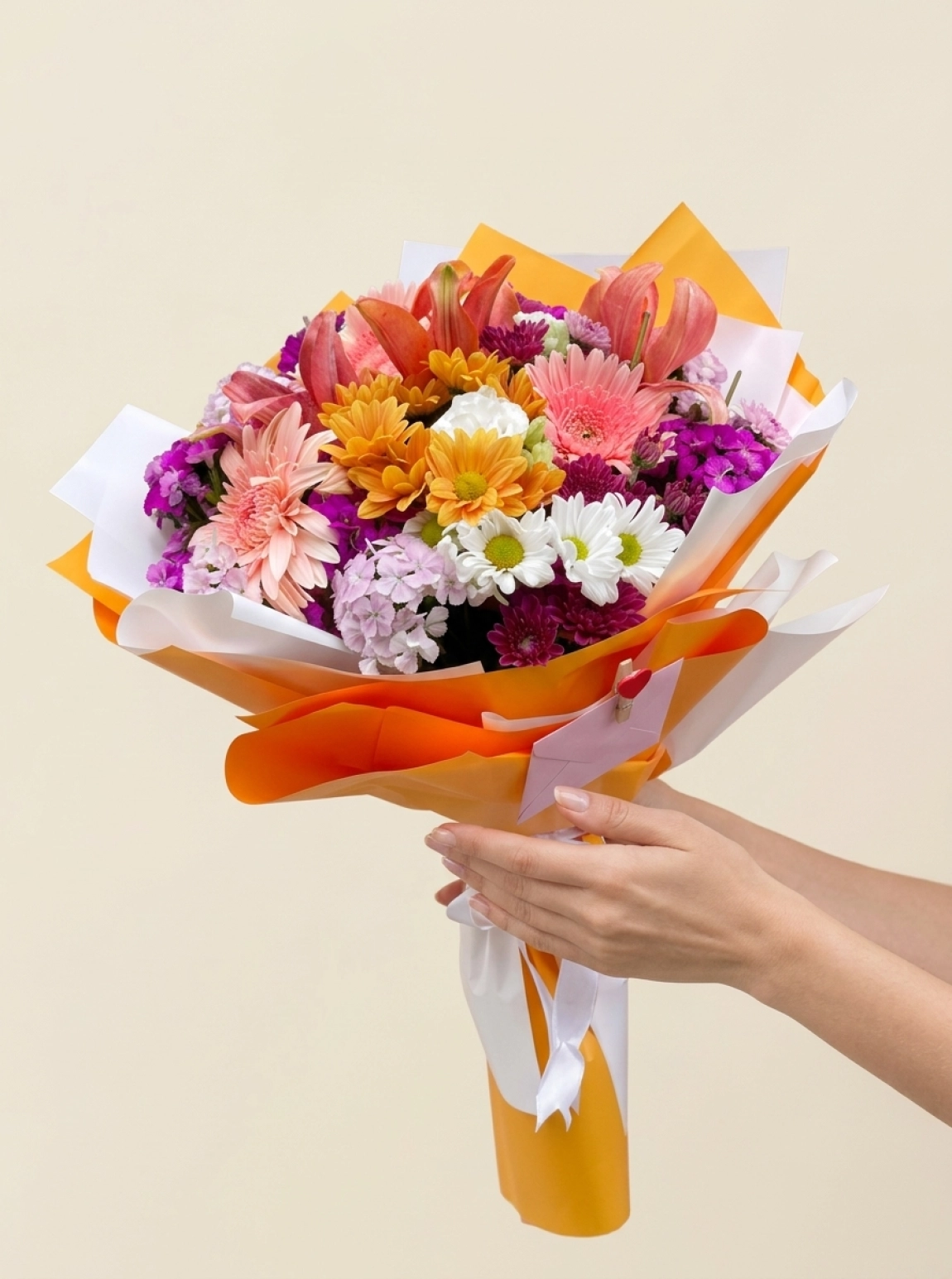 Turuncu Ve Beyaz Gerbera Tasarımlı Karışık Mevsim Çiçekleri Buketi