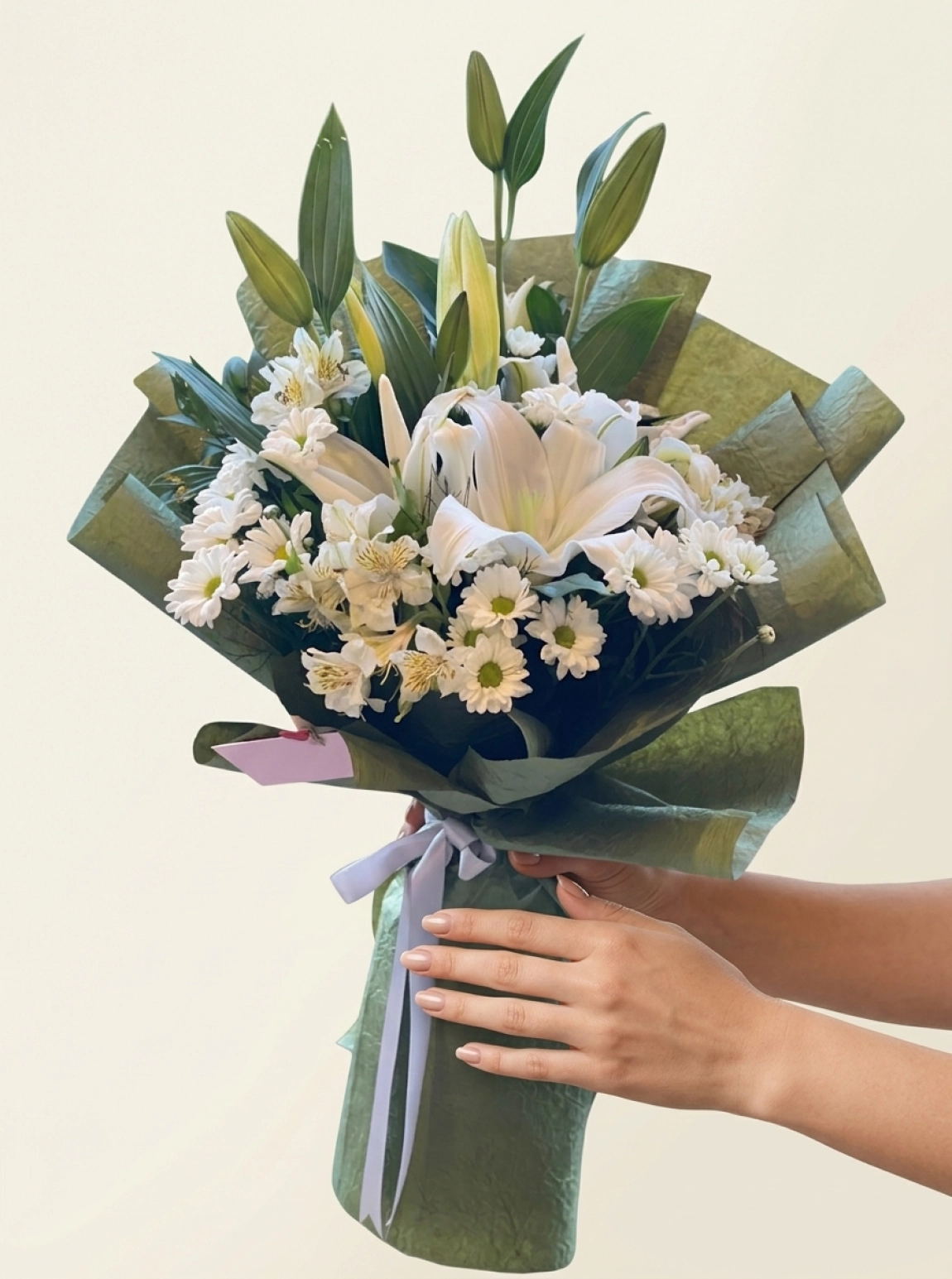 Yeşil Ambalajda Beyaz Kazablanka Lilium Ve Papatya Buketi